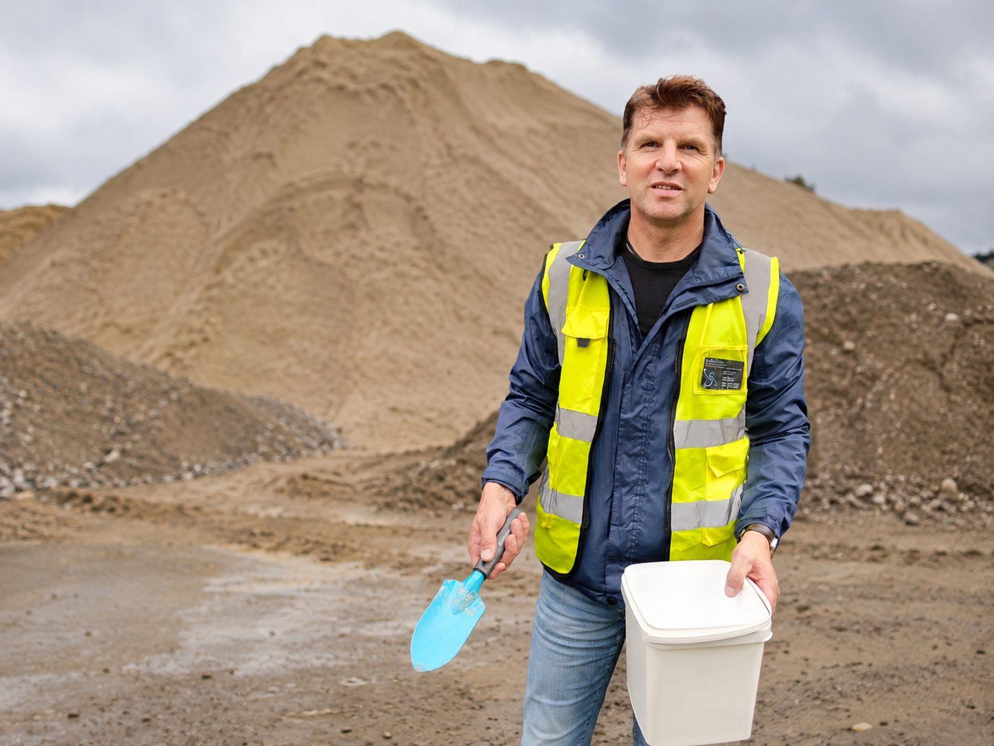 Uwe Schoon bei der Bodenprobe auf einer Baustelle